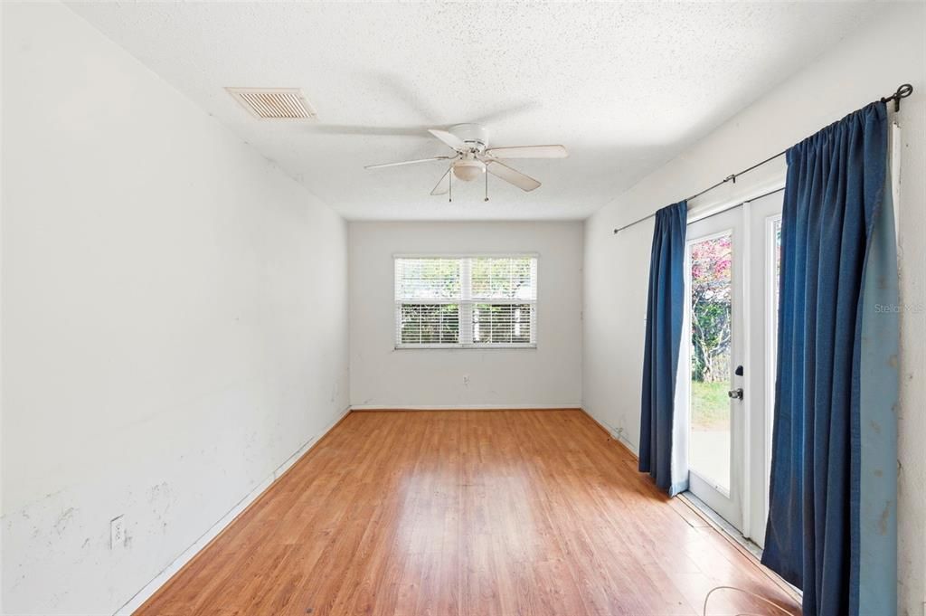 For Sale: $239,900 (2 beds, 1 baths, 1050 Square Feet)