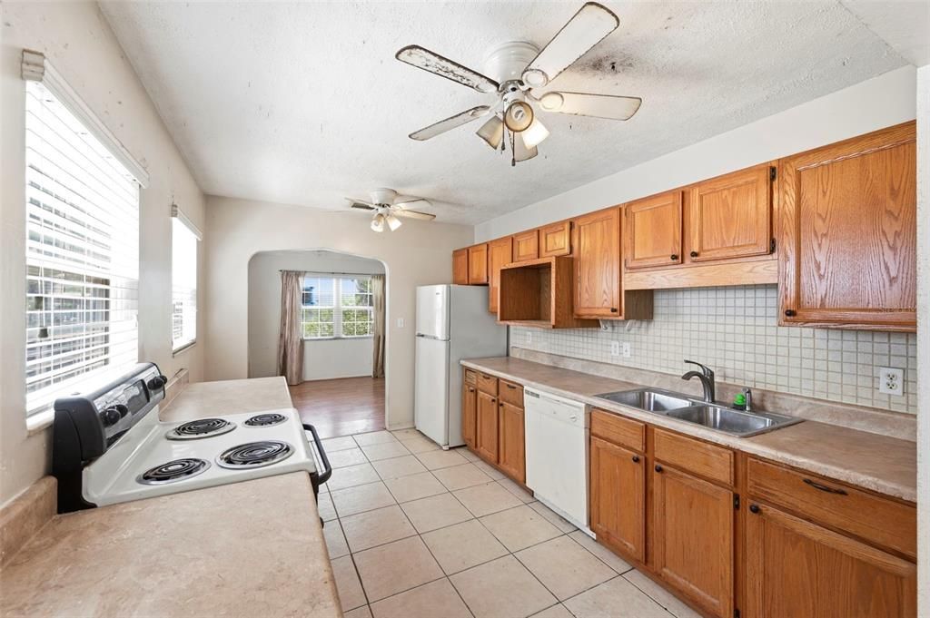 For Sale: $239,900 (2 beds, 1 baths, 1050 Square Feet)