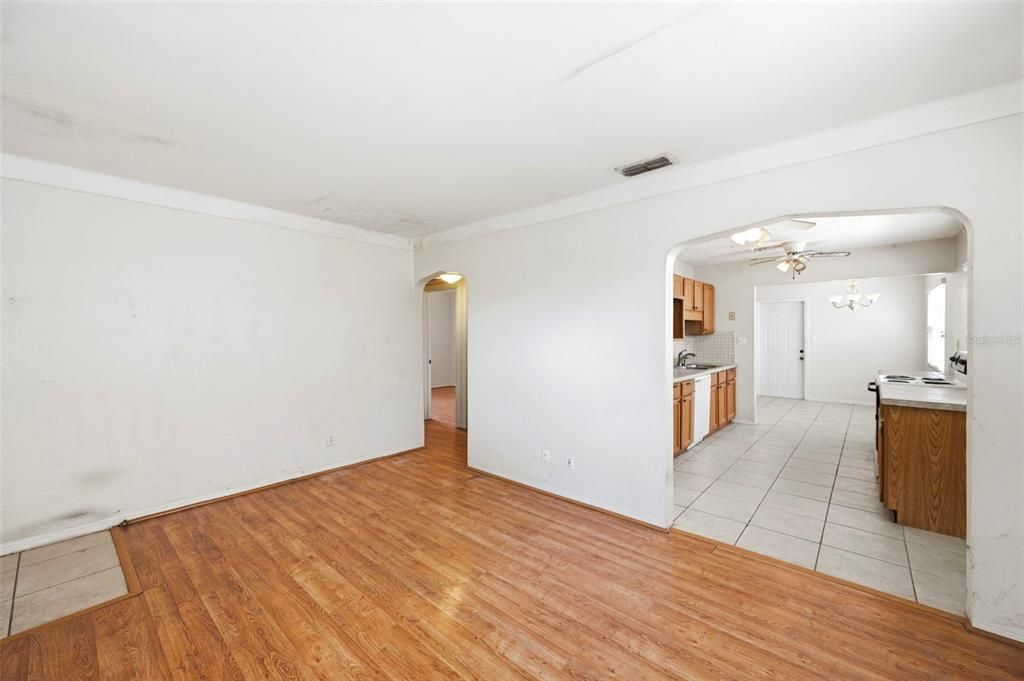 For Sale: $239,900 (2 beds, 1 baths, 1050 Square Feet)