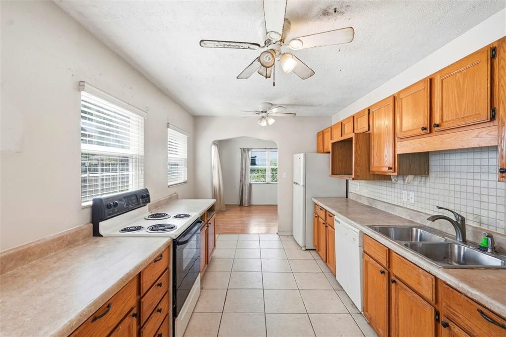 For Sale: $239,900 (2 beds, 1 baths, 1050 Square Feet)