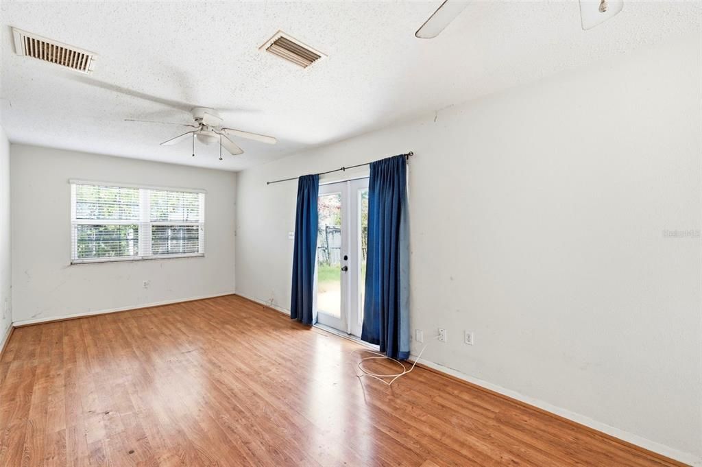 For Sale: $239,900 (2 beds, 1 baths, 1050 Square Feet)