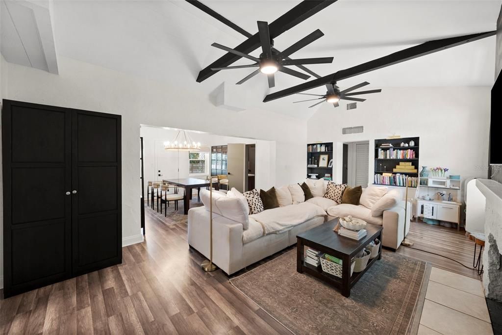 En Venta: $434,999 (3 camas, 2 baños, 1716 Pies cuadrados)