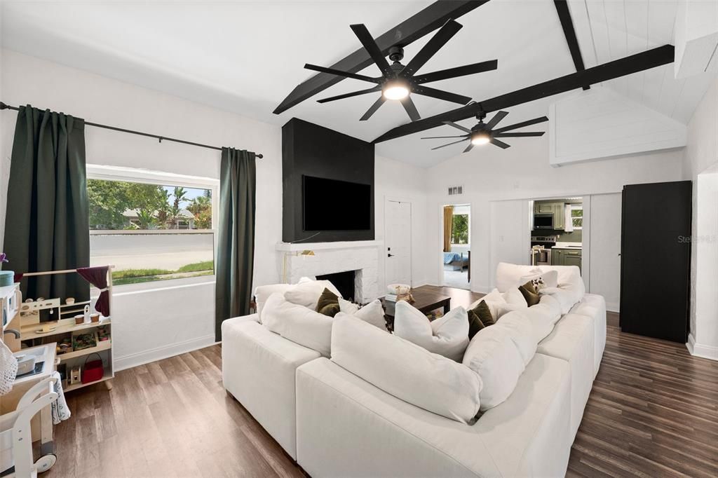 En Venta: $434,999 (3 camas, 2 baños, 1716 Pies cuadrados)