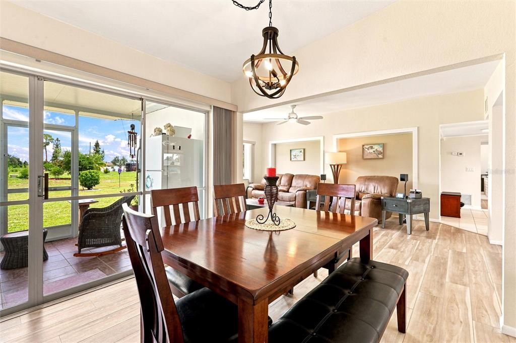 En Venta: $275,000 (3 camas, 2 baños, 1555 Pies cuadrados)