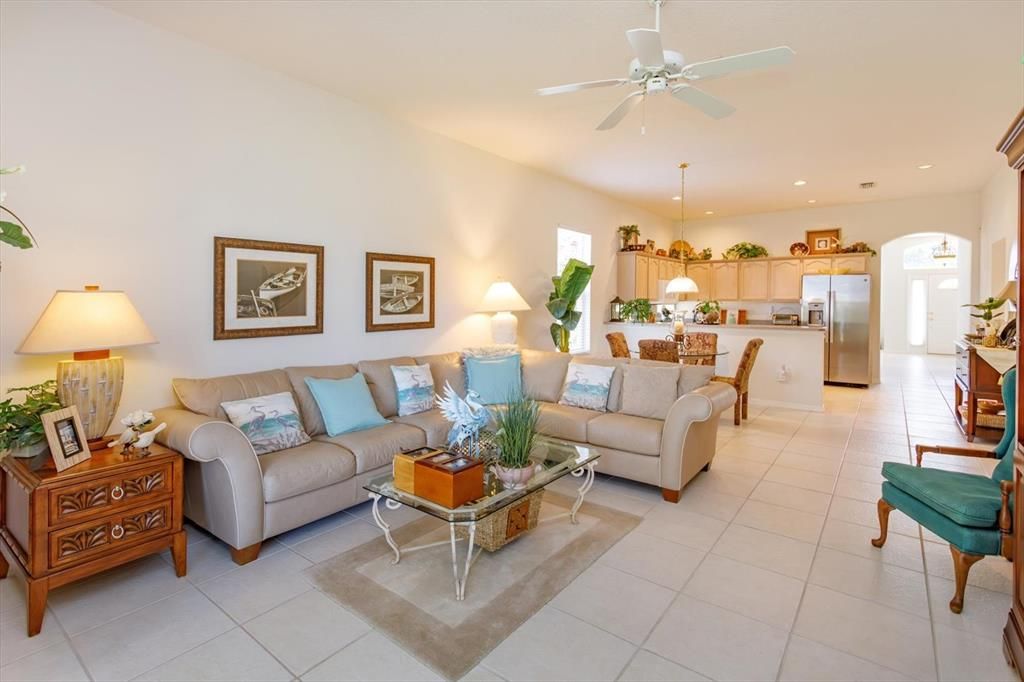 En Venta: $385,000 (4 camas, 2 baños, 2011 Pies cuadrados)