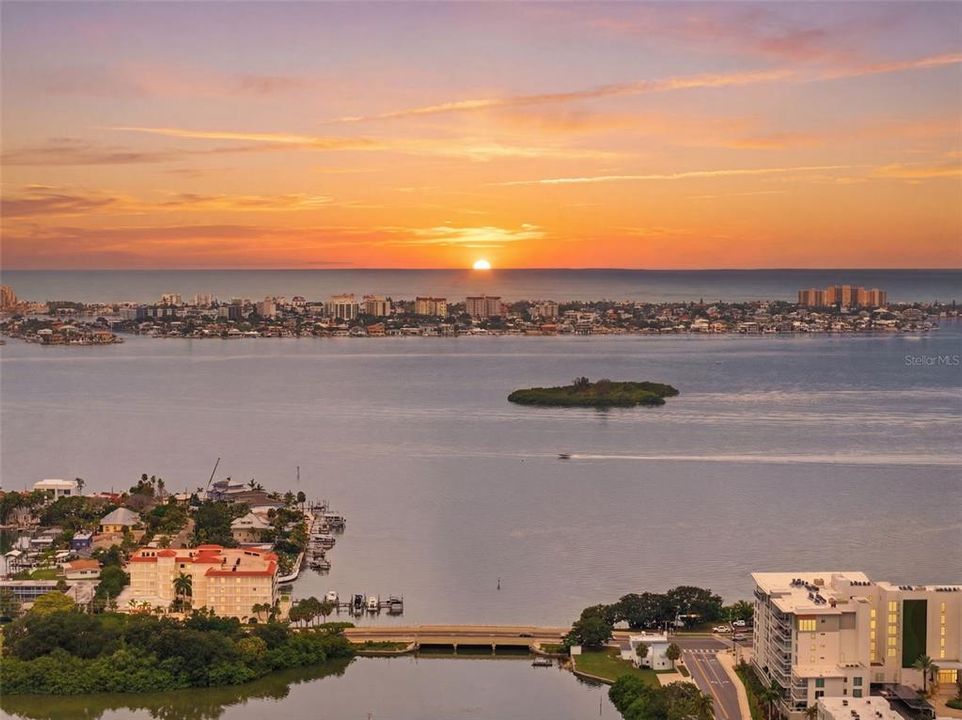 На продажу: $349,000 (0.42 acres)