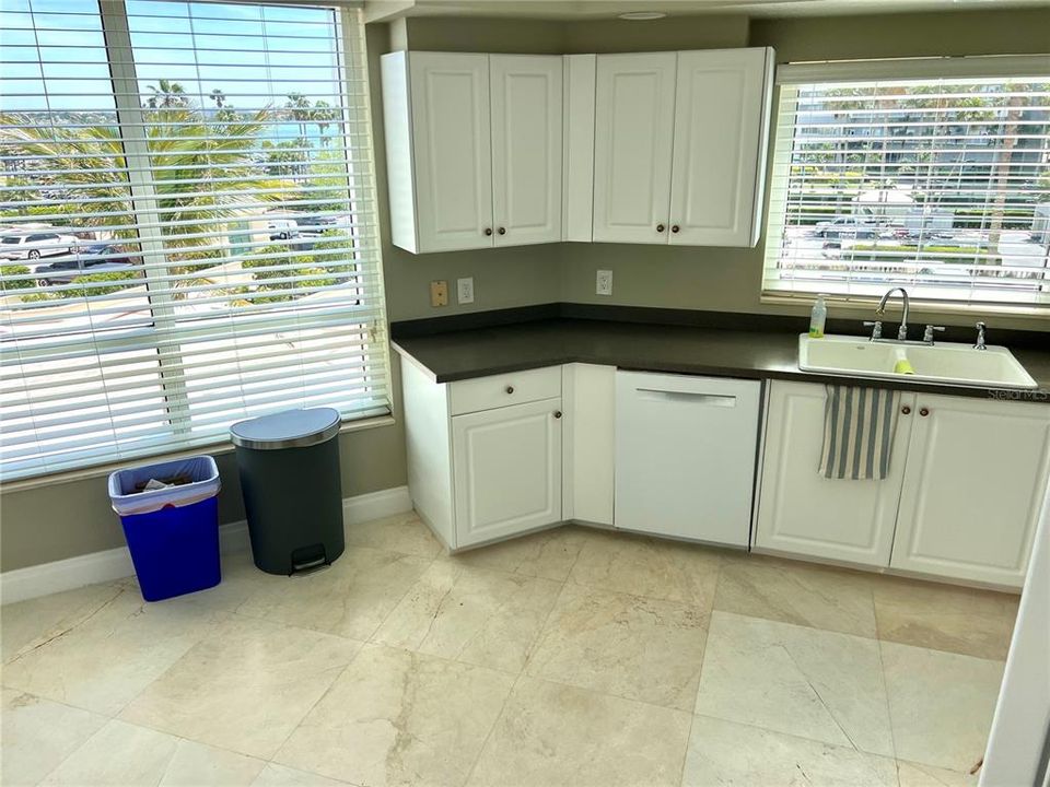 For Sale: $1,399,000 (3 beds, 2 baths, 1952 Square Feet)