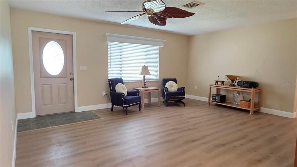 For Sale: $220,000 (2 beds, 2 baths, 1179 Square Feet)