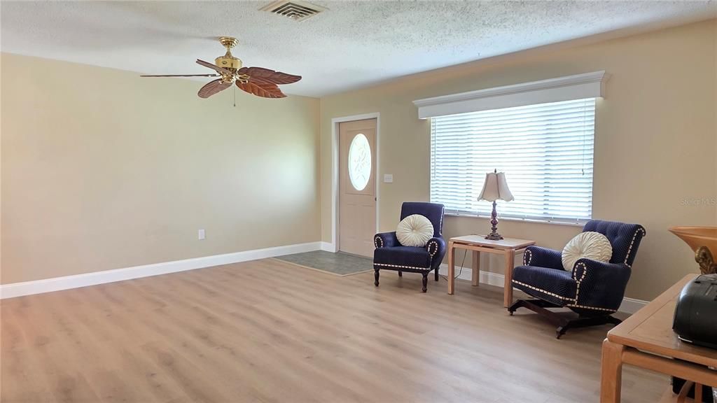 For Sale: $220,000 (2 beds, 2 baths, 1179 Square Feet)