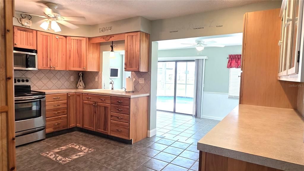 For Sale: $220,000 (2 beds, 2 baths, 1179 Square Feet)