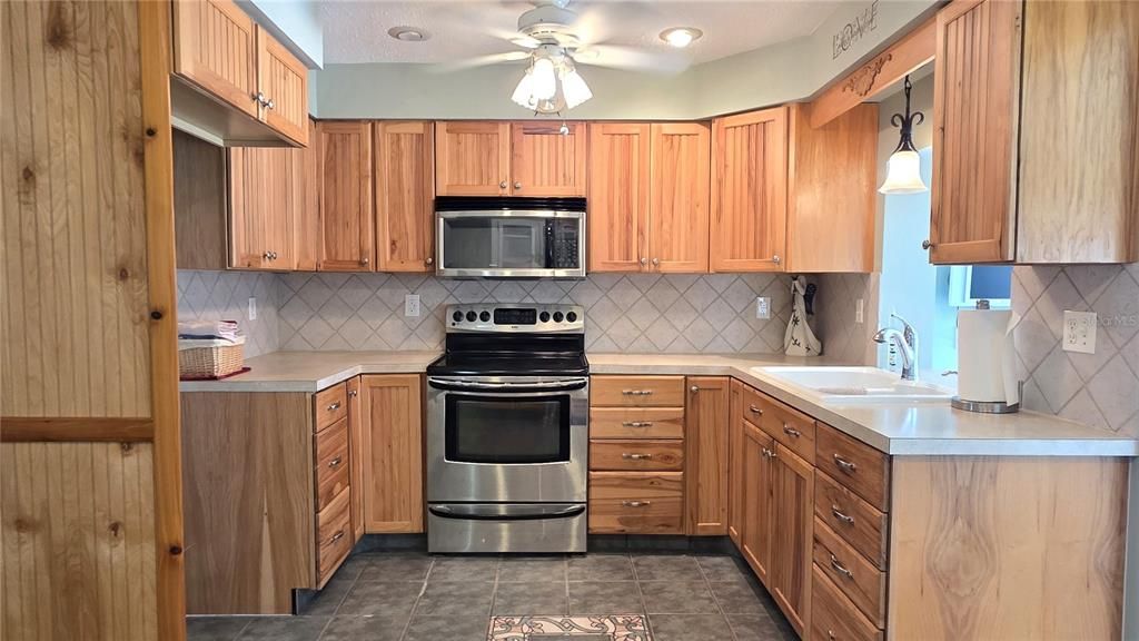 For Sale: $220,000 (2 beds, 2 baths, 1179 Square Feet)