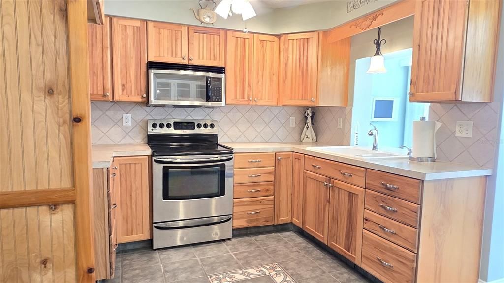 For Sale: $220,000 (2 beds, 2 baths, 1179 Square Feet)