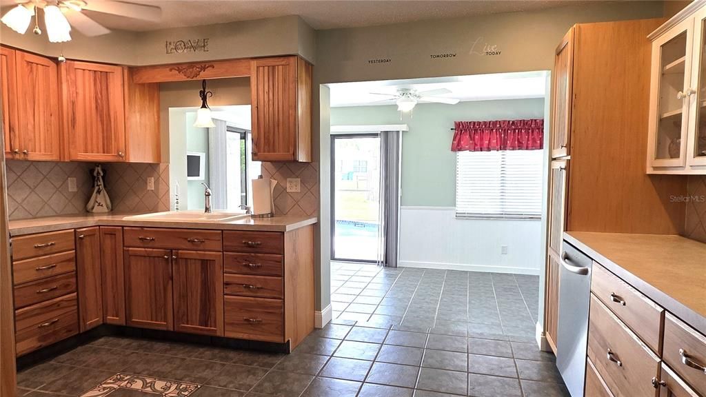 For Sale: $220,000 (2 beds, 2 baths, 1179 Square Feet)