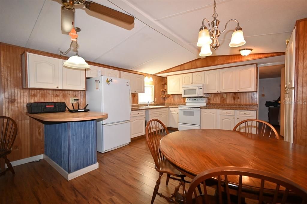 For Sale: $98,499 (2 beds, 2 baths, 924 Square Feet)