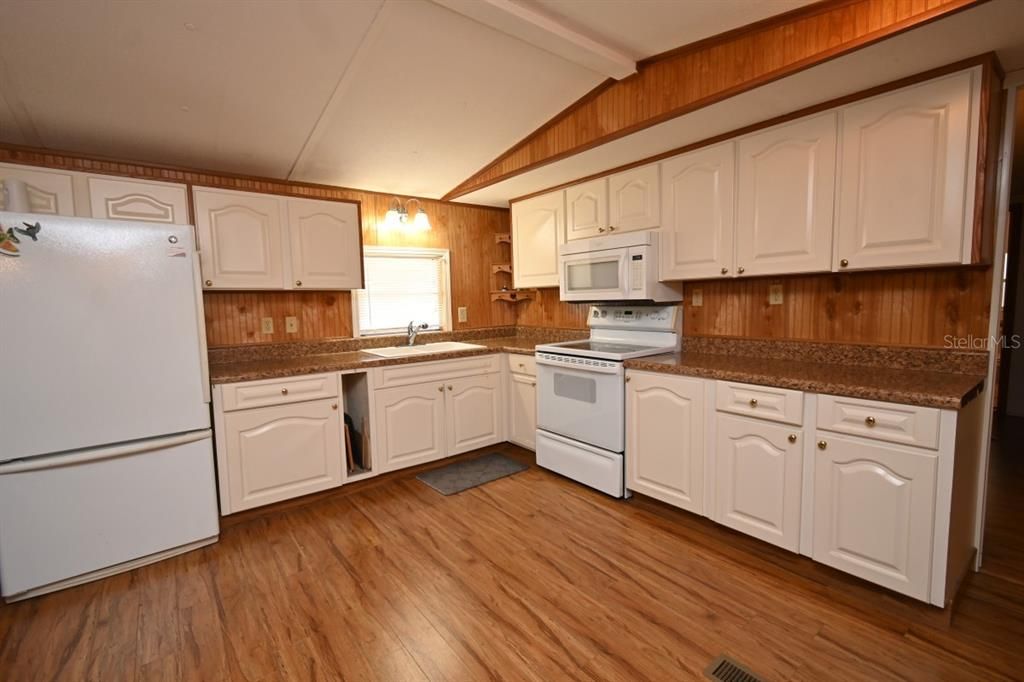 For Sale: $98,499 (2 beds, 2 baths, 924 Square Feet)