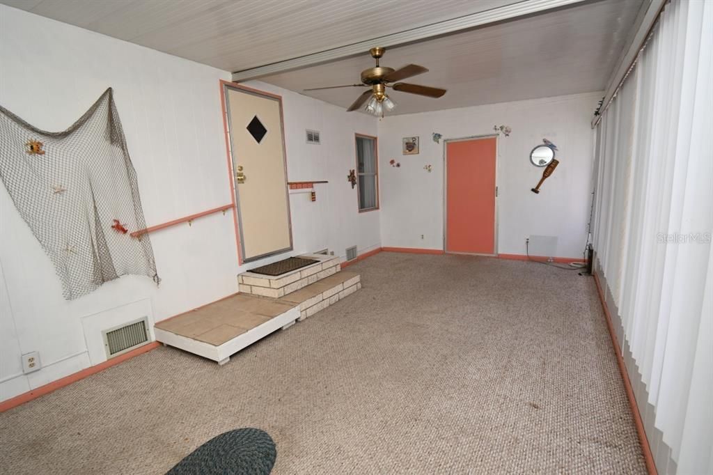 For Sale: $98,499 (2 beds, 2 baths, 924 Square Feet)