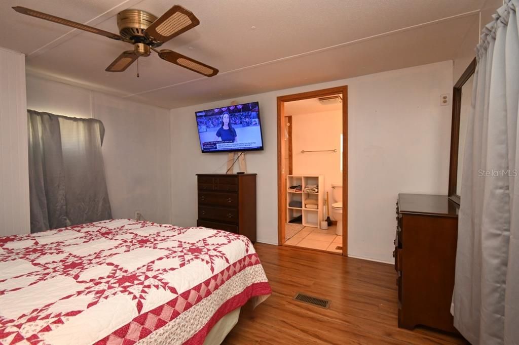 For Sale: $98,499 (2 beds, 2 baths, 924 Square Feet)