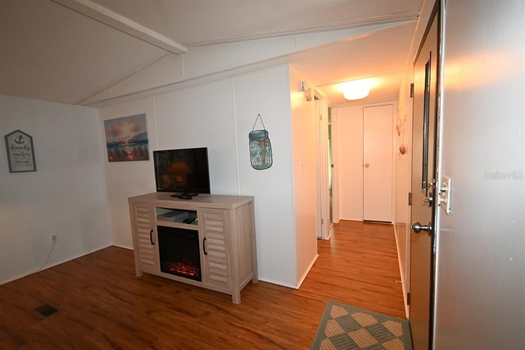 For Sale: $98,499 (2 beds, 2 baths, 924 Square Feet)