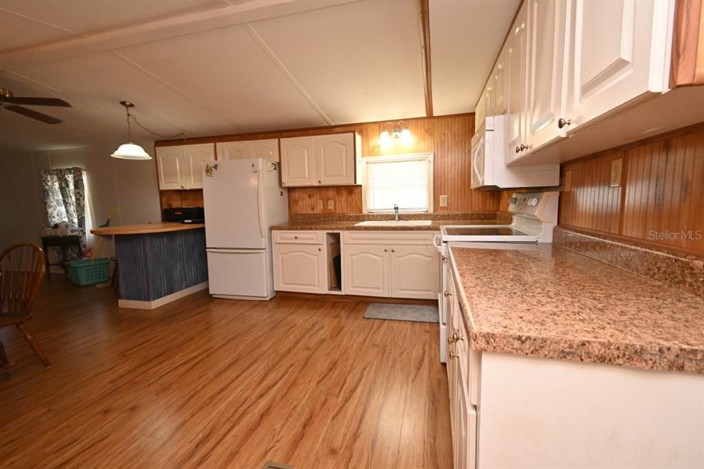 For Sale: $98,499 (2 beds, 2 baths, 924 Square Feet)