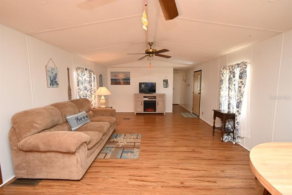 For Sale: $98,499 (2 beds, 2 baths, 924 Square Feet)