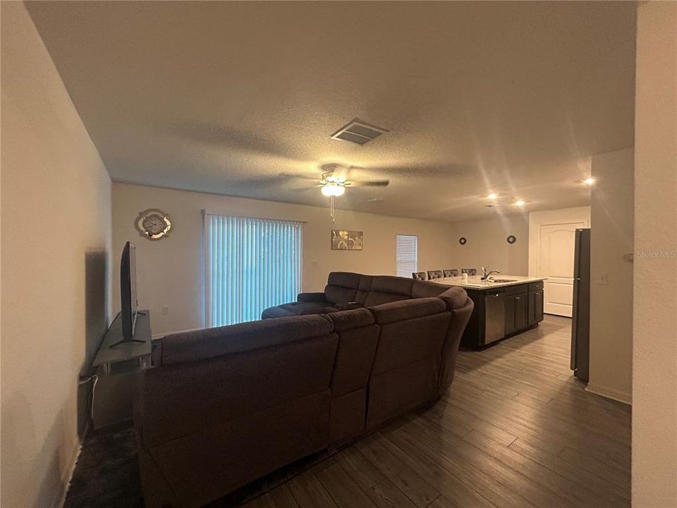 For Rent: $2,200 (4 beds, 2 baths, 1852 Square Feet)