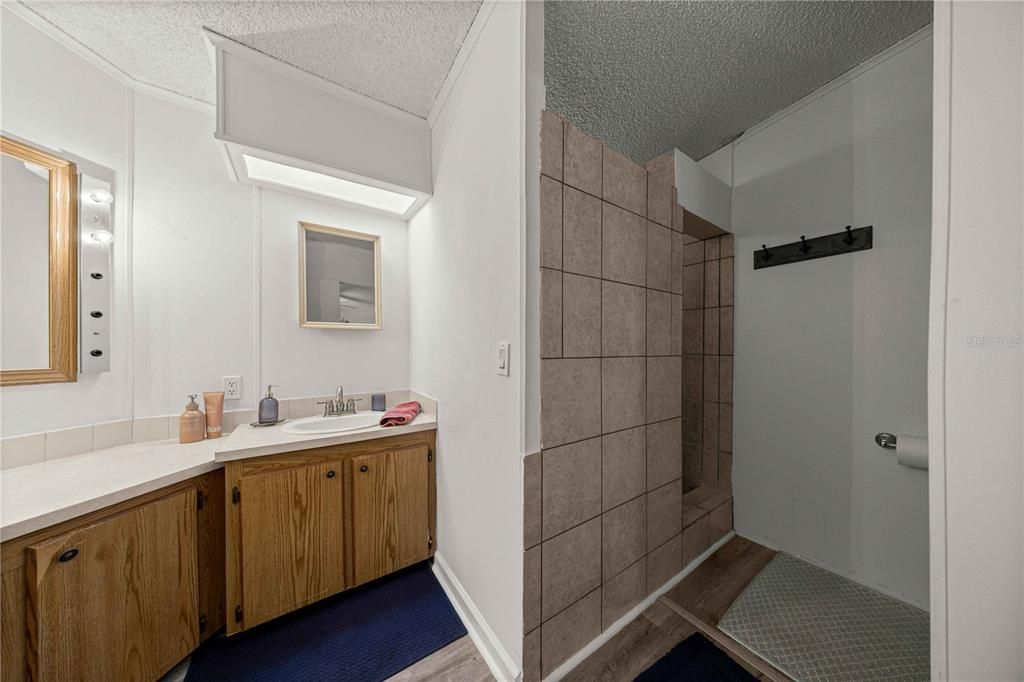 На продажу: $349,900 (2 спален, 2 ванн, 1296 Квадратных фут)
