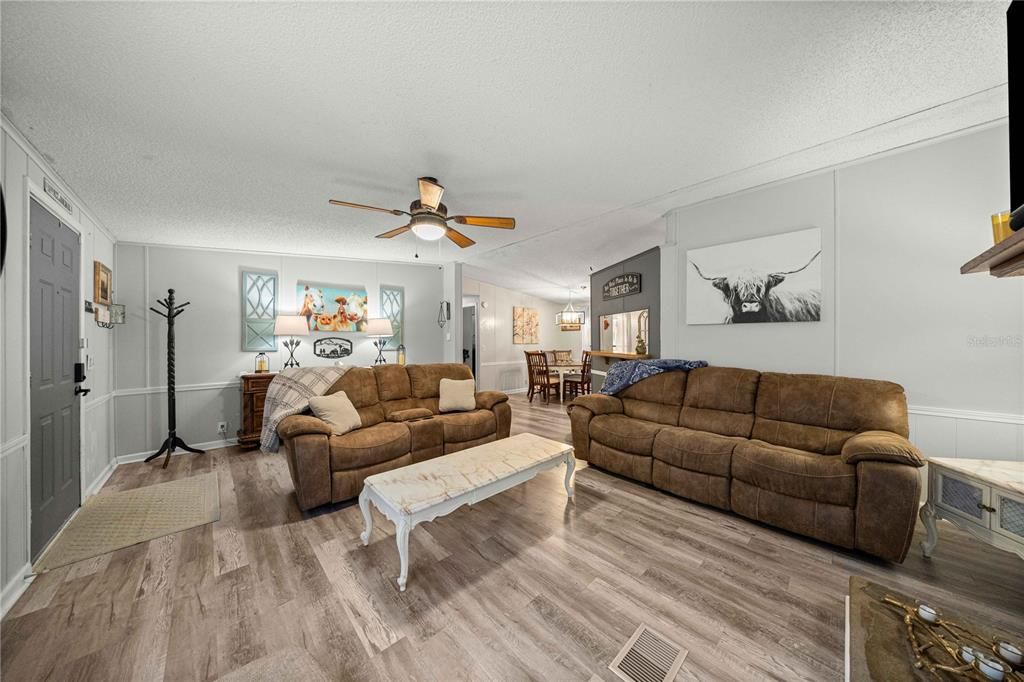 На продажу: $349,900 (2 спален, 2 ванн, 1296 Квадратных фут)