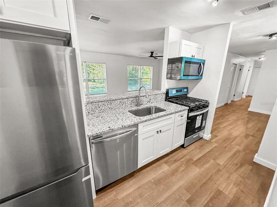 En Venta: $214,888 (4 camas, 2 baños, 1262 Pies cuadrados)