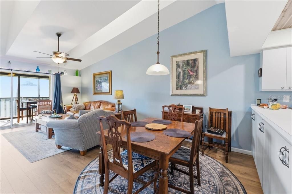 For Sale: $125,000 (2 beds, 2 baths, 1092 Square Feet)
