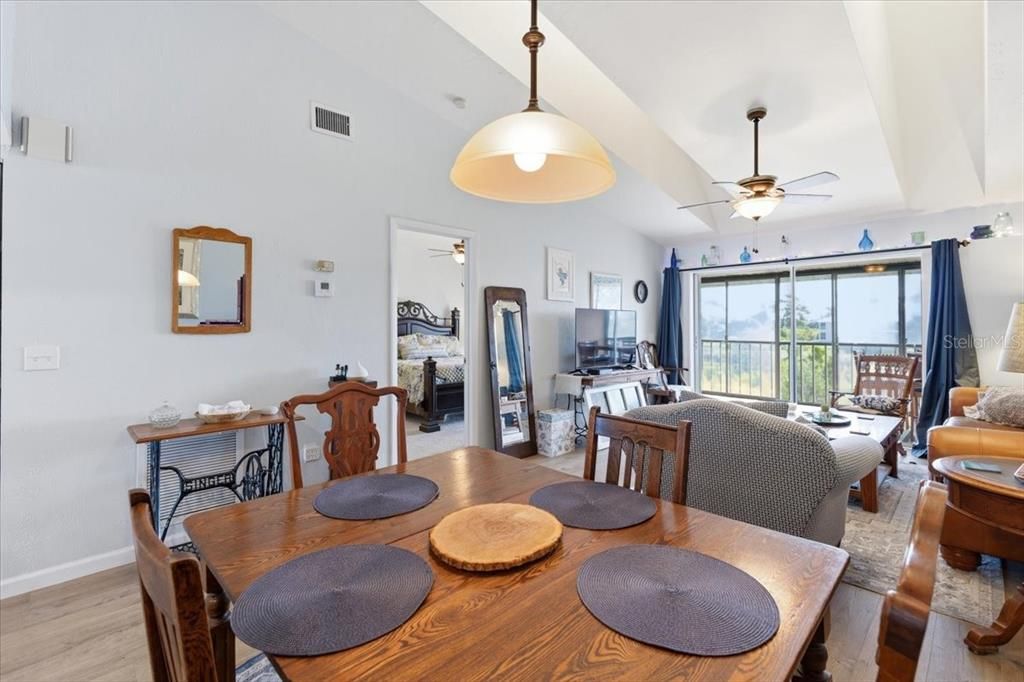 For Sale: $125,000 (2 beds, 2 baths, 1092 Square Feet)