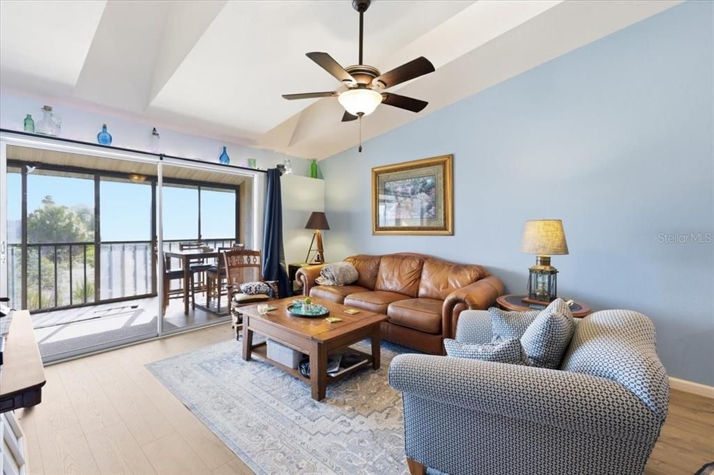 For Sale: $125,000 (2 beds, 2 baths, 1092 Square Feet)