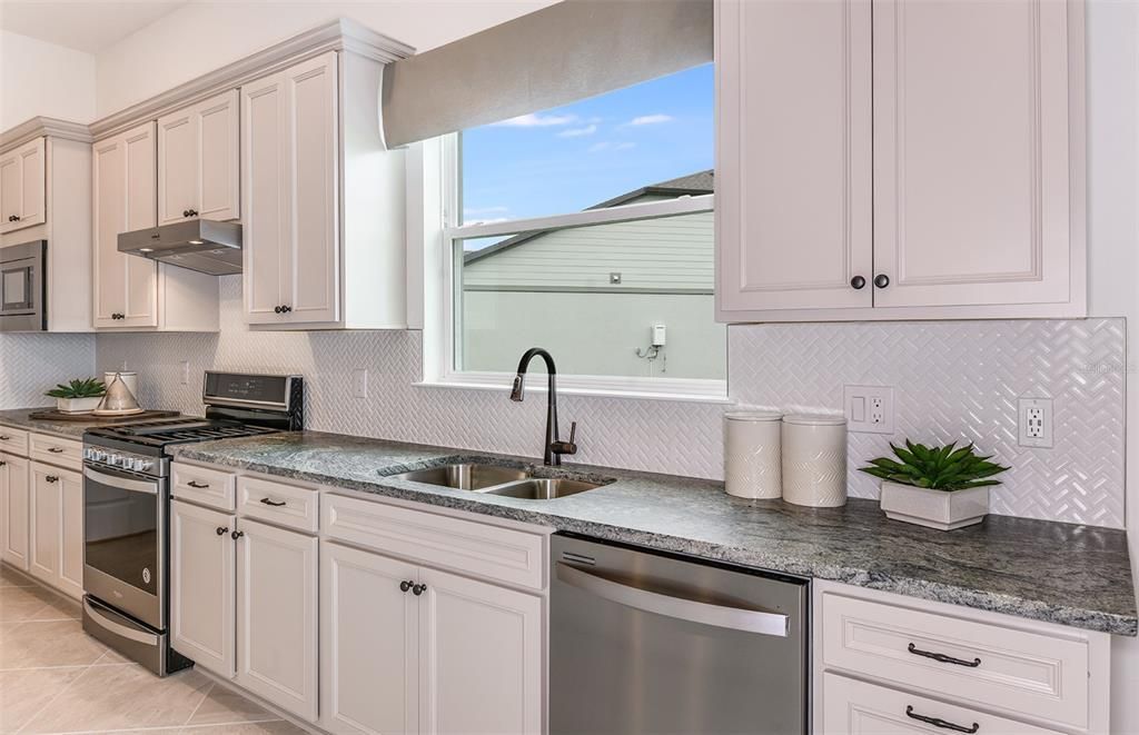 For Sale: $611,776 (2 beds, 2 baths, 1949 Square Feet)