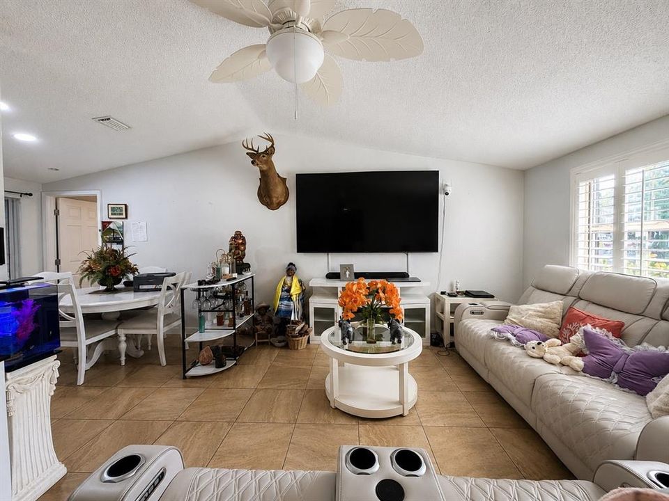 For Sale: $369,900 (4 beds, 3 baths, 1600 Square Feet)