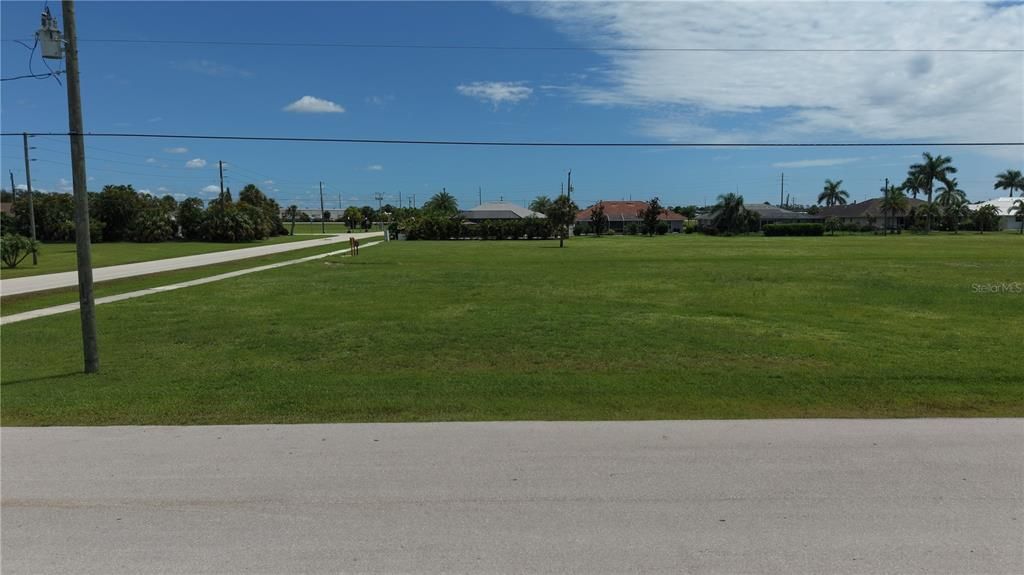 На продажу: $149,999 (0.52 acres)