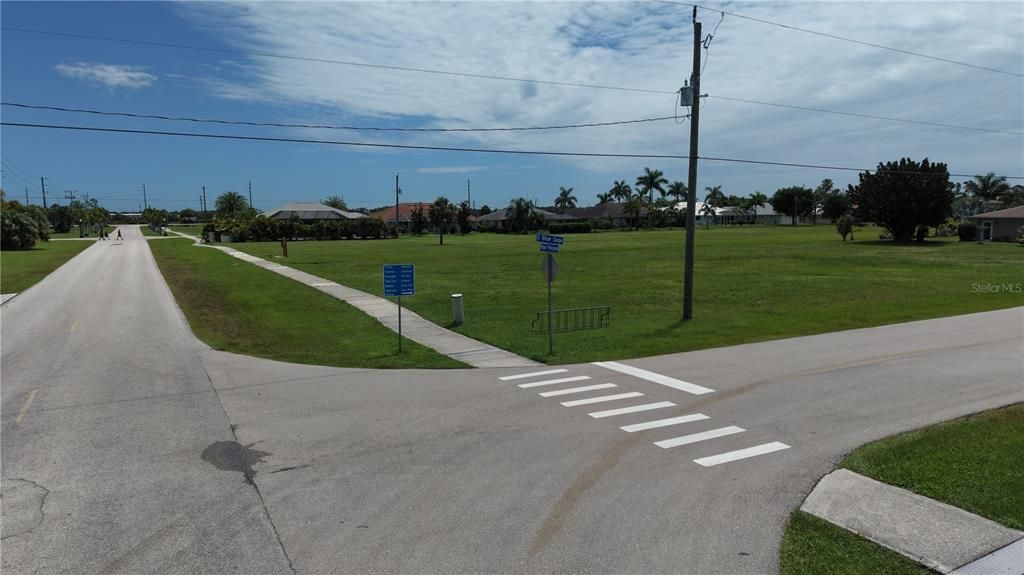 На продажу: $149,999 (0.52 acres)
