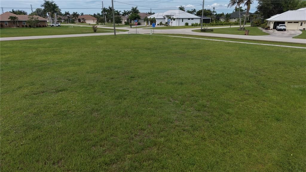На продажу: $149,999 (0.52 acres)
