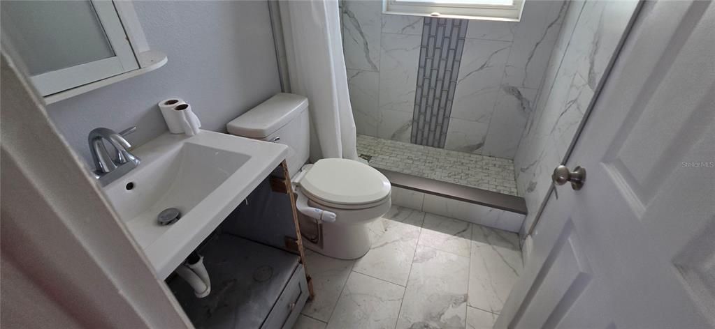 For Sale: $250,000 (2 beds, 1 baths, 813 Square Feet)