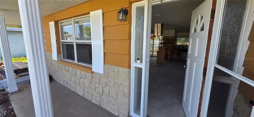 For Sale: $250,000 (2 beds, 1 baths, 813 Square Feet)