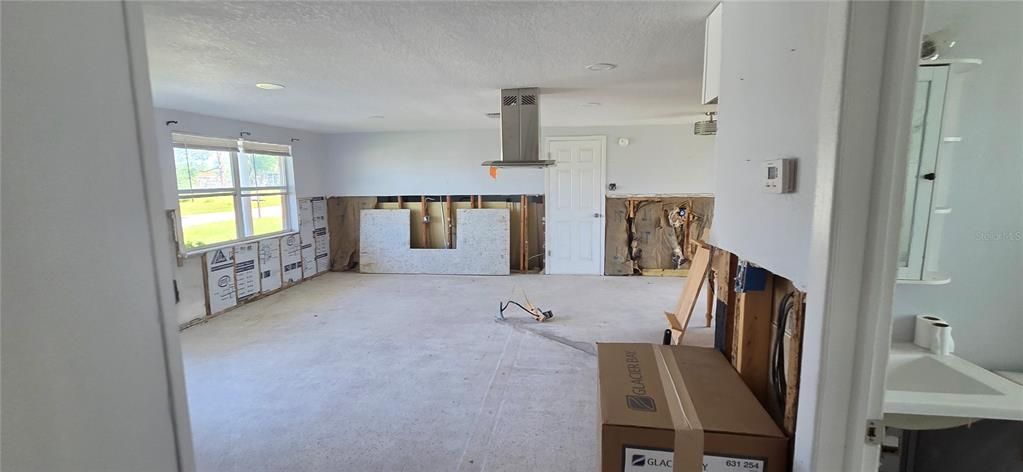 For Sale: $250,000 (2 beds, 1 baths, 813 Square Feet)