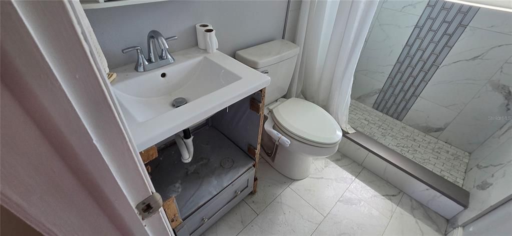 For Sale: $250,000 (2 beds, 1 baths, 813 Square Feet)