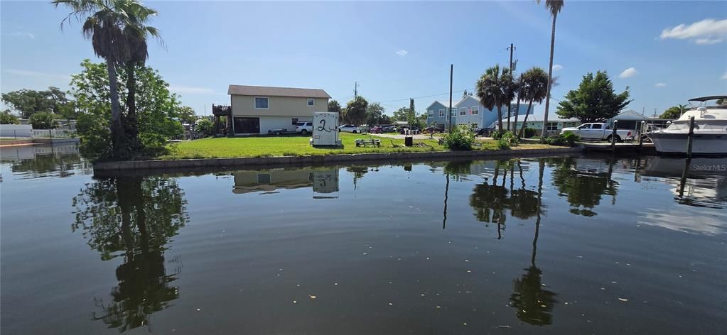 For Sale: $250,000 (2 beds, 1 baths, 813 Square Feet)