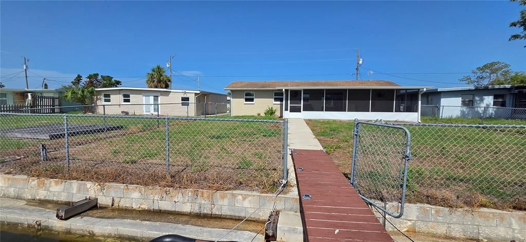 For Sale: $250,000 (2 beds, 1 baths, 813 Square Feet)