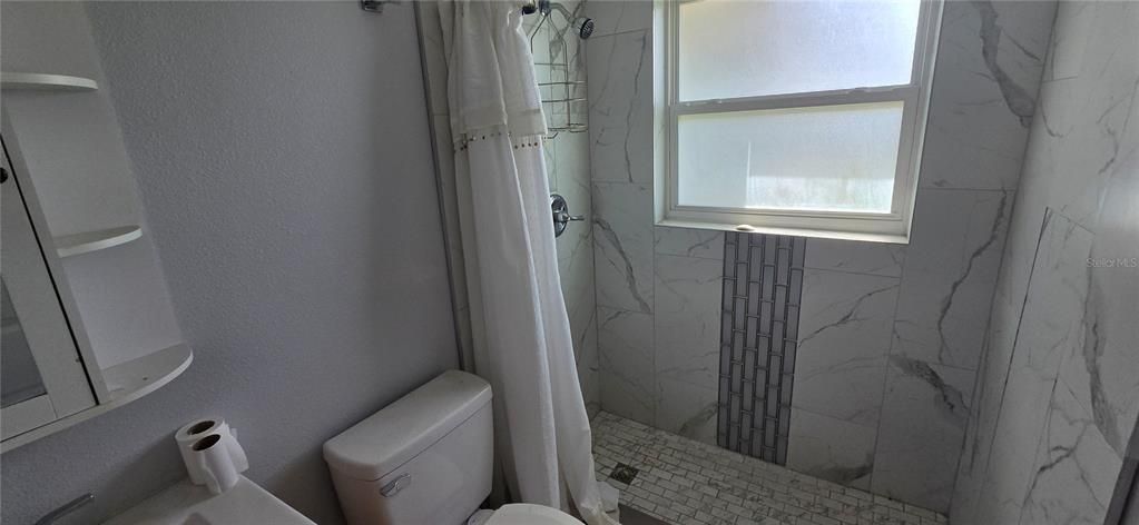 For Sale: $250,000 (2 beds, 1 baths, 813 Square Feet)