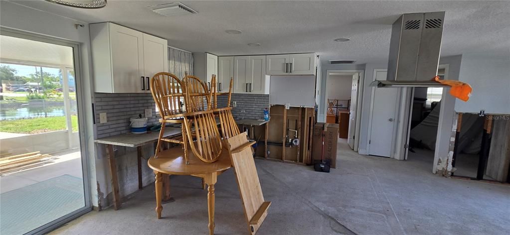 For Sale: $250,000 (2 beds, 1 baths, 813 Square Feet)