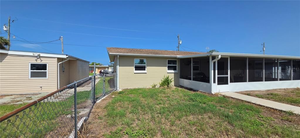 For Sale: $250,000 (2 beds, 1 baths, 813 Square Feet)