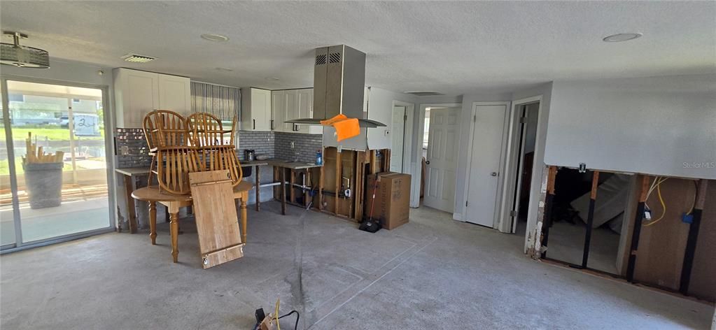 For Sale: $250,000 (2 beds, 1 baths, 813 Square Feet)