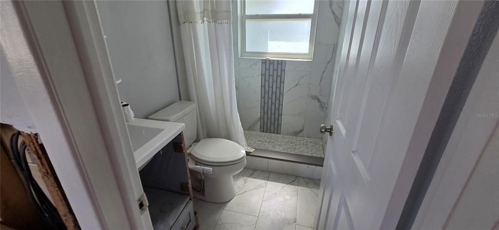 For Sale: $250,000 (2 beds, 1 baths, 813 Square Feet)