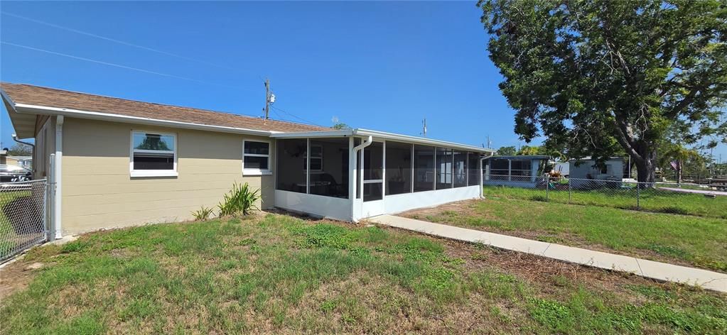 For Sale: $250,000 (2 beds, 1 baths, 813 Square Feet)