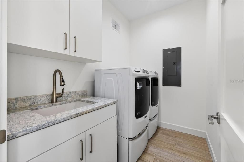 For Sale: $1,899,900 (2 beds, 2 baths, 1935 Square Feet)