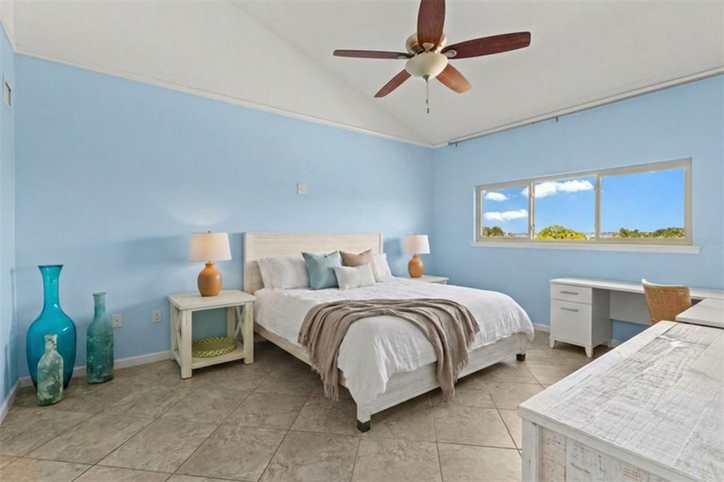 For Sale: $599,000 (3 beds, 3 baths, 1988 Square Feet)